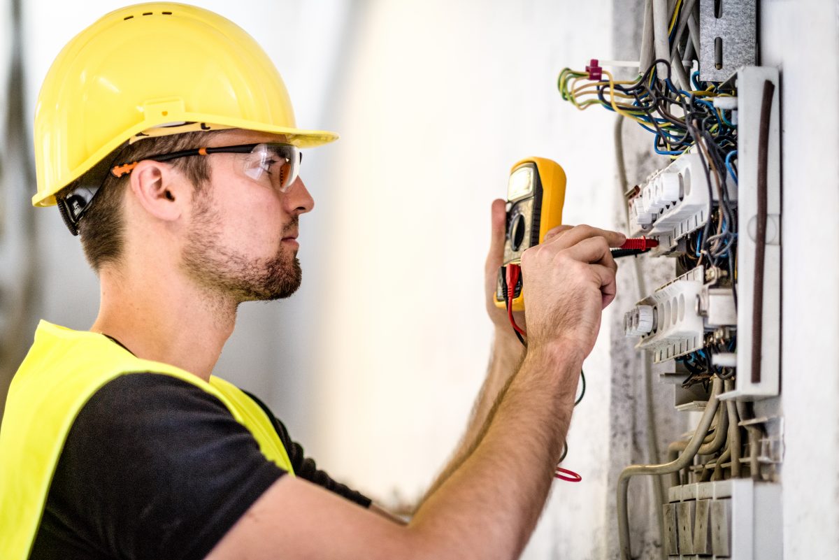 électricien devant compteur